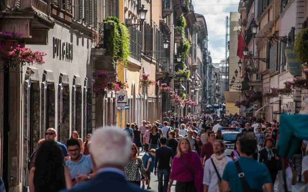 strada di roma affollata immobile piccolo vale di più